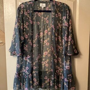 Sweet tunic with pleated back detail and flowing 3/4 sleeves